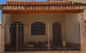 Casa Completa com 03 quartos a um quarteirão da Basílica Nacional